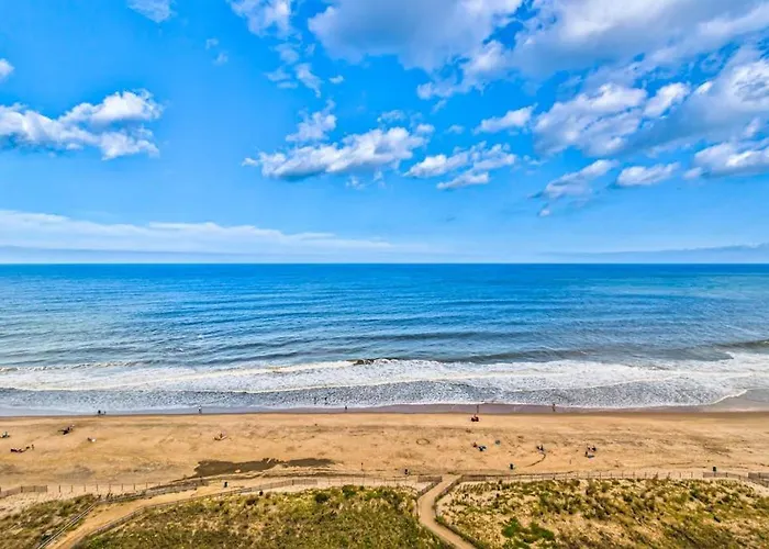 Holiday home Classic Beachfront With Private Balcony Views Pools Tennis & New Hvac
