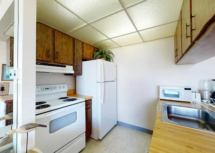 Classic Beachfront With Private Balcony Views Pools Tennis & New Hvac Holiday home Ocean City